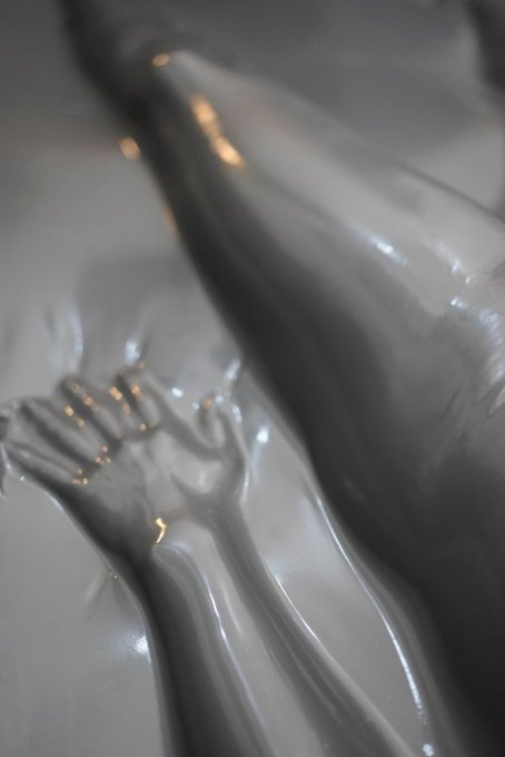 新到的@SzegedMansion 金属银真空床，超久没发推，感谢大家还关注着我🎃 视频马上就来 Fabulous metallic silver vacbed from @SzegedMansion<a class="tags" target="_blank" title="On Twitter" href="/?out=eyJ0eXAiOiJKV1QiLCJhbGciOiJIUzUxMiJ9.eyJpYXQiOjE3MjE0MjUxMTEsImlzcyI6InR3cG9ybnN0YXJzLmNvbSIsIm5iZiI6MTcyMTQyNTExMSwiZXhwIjoxNzUyOTYxMTExLCJyZWRpcmVjdF91cmwiOiJodHRwczovL3R3aXR0ZXIuY29tL1N6ZWdlZE1hbnNpb24ifQ.DyV9NzWpodQ2CQJHxoHk9HxQB0FiXbKz6pmqqPU1DGdcC7M-MSFxU_N4d7Lj4Wk0V_8LZtJeXo72GeiMv8RNKw">@SzegedMansion</a><a href="/tag/latex"class="tags"><span>#latex</span></a><a href="/tag/vacbed"class="tags"><span>#vacbed</span></a><a href="/tag/%E7%9C%9F%E7%A9%BA%E5%BA%8A"class="tags"><span>#真空床</span></a><a href="/tag/%E4%B9%B3%E8%83%B6%E8%A1%A3"class="tags"><span>#乳胶衣</span></a><a href="/tag/%E3%83%90%E3%82%AD%E3%83%A5%E3%83%BC%E3%83%A0%E3%83%99%E3%83%83%E3%83%89"class="tags"><span>#バキュームベッド</span></a>