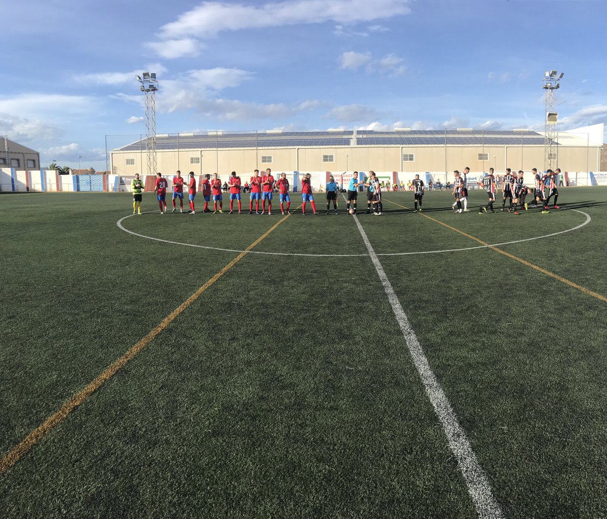 Arranca el derbi entre Minera y Cartegena UCAM. Onces y saludo al trío arbitral