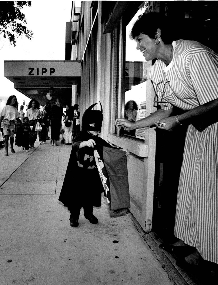 🎃 Joyeux Halloween ! 🎃 

Pour l'occasion nous vous avons trouvé cette photo d'#archives datant de 1989. 

Et vous, quels sont vos plus vieux souvenirs d'#Halloween ? 👻