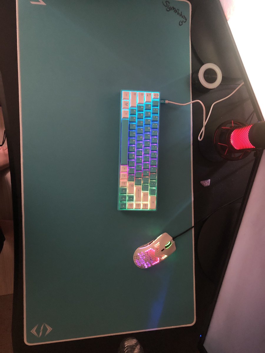 IrwinIsOfficial's tweet photo. @Symfuhny after 4 months of waiting (I ordered it in June). I finally got my keyboard and mousepad! Nice asf dude. Too bad someone wrote on it… https://t.co/5GEi5SMw3F