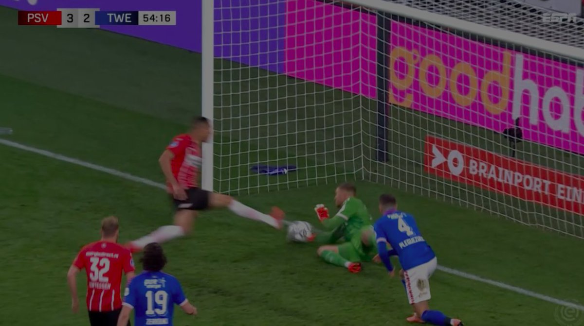HarmZeinstra's tweet photo. Kan iemand me uitleggen waarom dit géén overtreding is op FC Twente keeper De Lange?! De Lange tipt hier de bal van de doellijn, Vinícius komt met gestrekt been in glijden &amp; raakt vol de keeper. Bal is vrij (was ie sws) en wordt binnen geschoten.. @PietJanNauta of @SanderDBR ?? https://t.co/TyKsk6LU6v