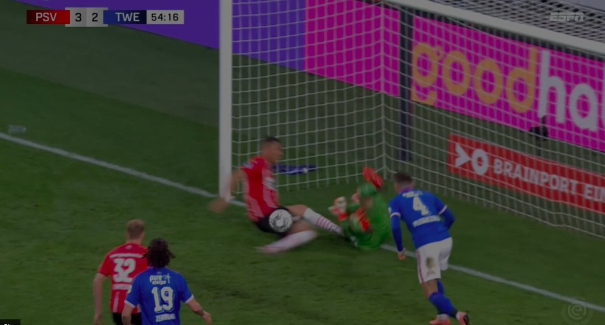 Kan iemand me uitleggen waarom dit géén overtreding is op FC Twente keeper De Lange?! De Lange tipt hier de bal van de doellijn, Vinícius komt met gestrekt been in glijden &amp; raakt vol de keeper. Bal is vrij (was ie sws) en wordt binnen geschoten.. @PietJanNauta of <a href="/SanderDBR/">SanderDBR</a> ??