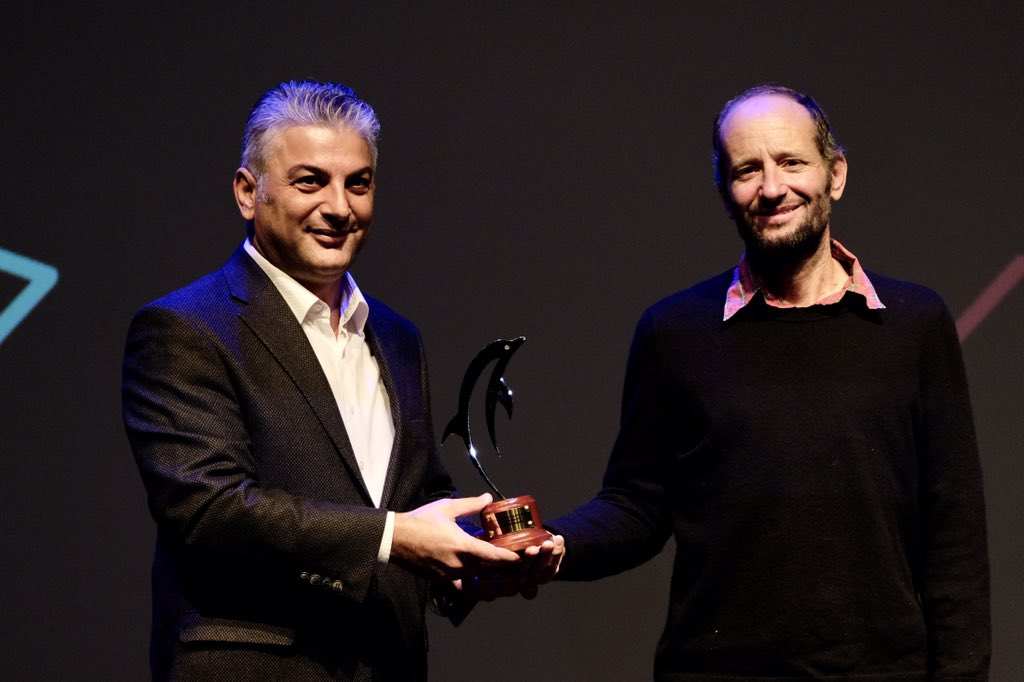 BogaziciFF's tweet photo. 9. Boğaziçi Film Festivali Kapanış Gecesi Ve Ödül Töreni'nde Festival Başkanı Ogün Şanlıer, Onur Konuğu Carlos Reygadas'a ödülünü takdim etti.

#BFF2021🐬 https://t.co/bS6m0iKPPX