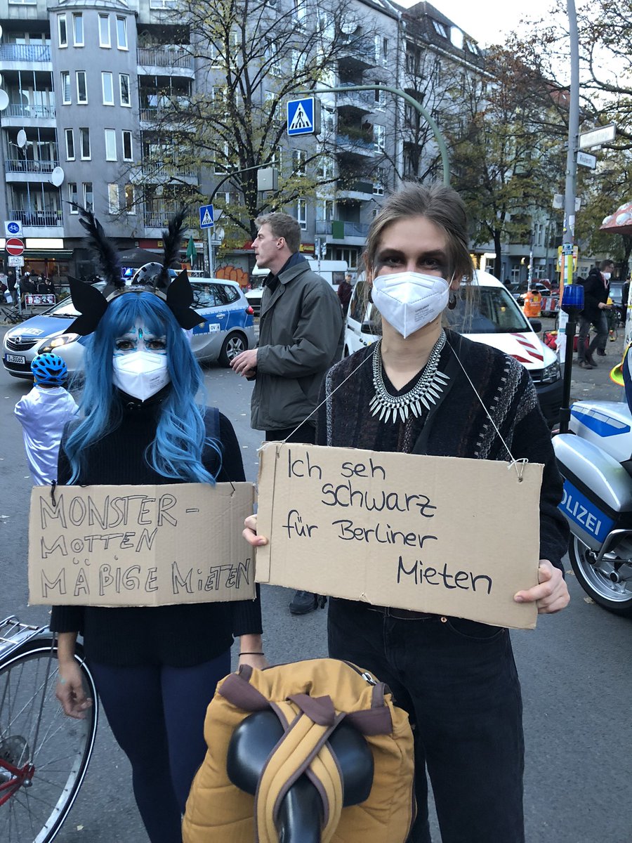 Jetzt ist Geisterstunde - die Blaczko Fahrraddemo macht sich jetzt vom Reuterplatz auf den Weg um #Blaczko heimzusuchen ! #halloween2021 #b3110