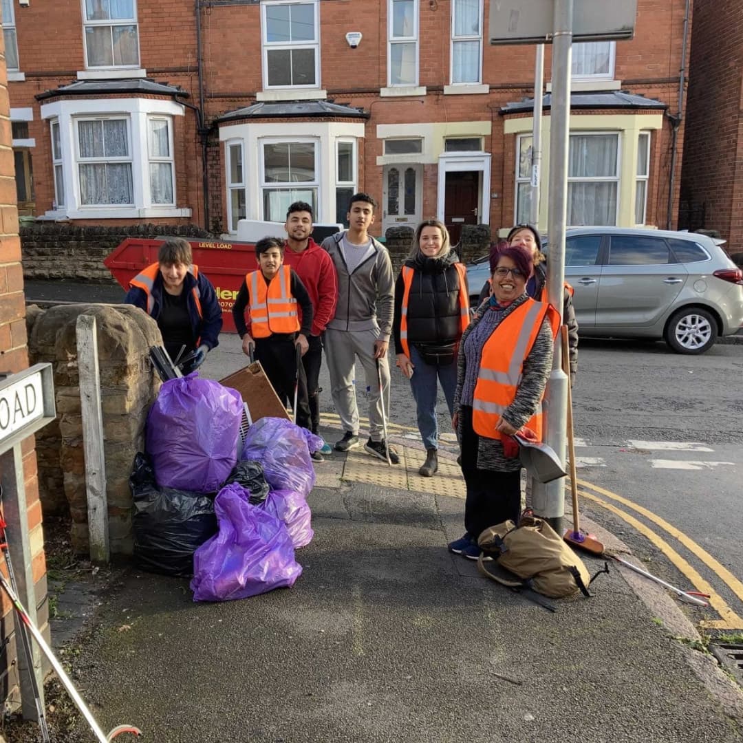 CouncillorQ's tweet photo. Great turnout for an appropriately windy and wet Halloween litter pick. Thanks to our clean champions! 🍁☔👻 https://t.co/0OuWpTRYYr