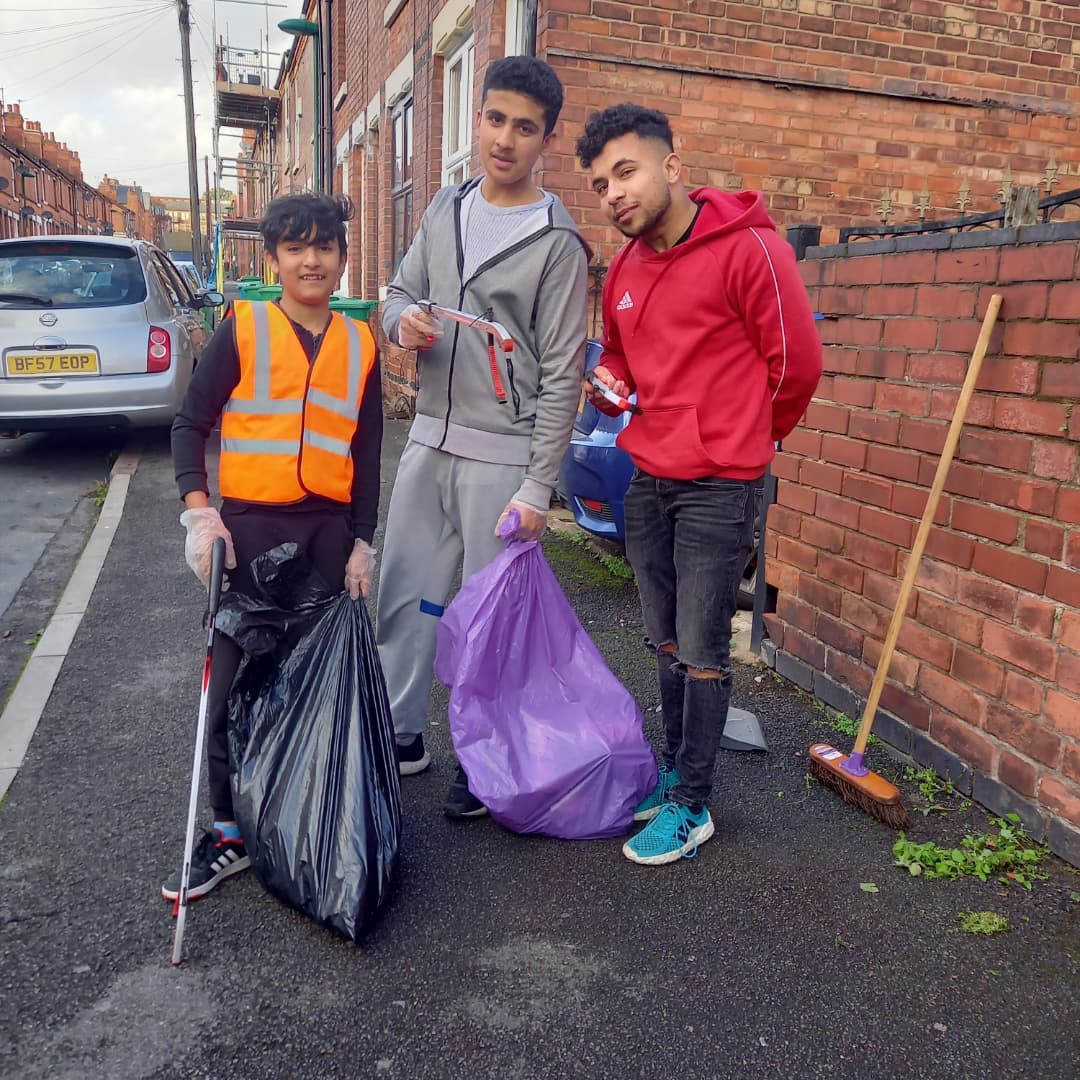 CouncillorQ's tweet photo. Great turnout for an appropriately windy and wet Halloween litter pick. Thanks to our clean champions! 🍁☔👻 https://t.co/0OuWpTRYYr