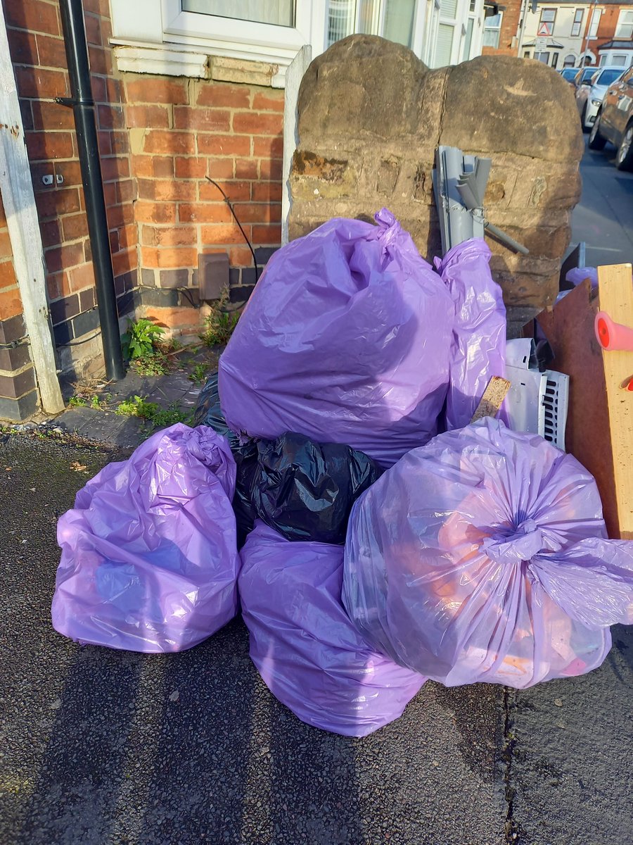 CouncillorQ's tweet photo. Great turnout for an appropriately windy and wet Halloween litter pick. Thanks to our clean champions! 🍁☔👻 https://t.co/0OuWpTRYYr