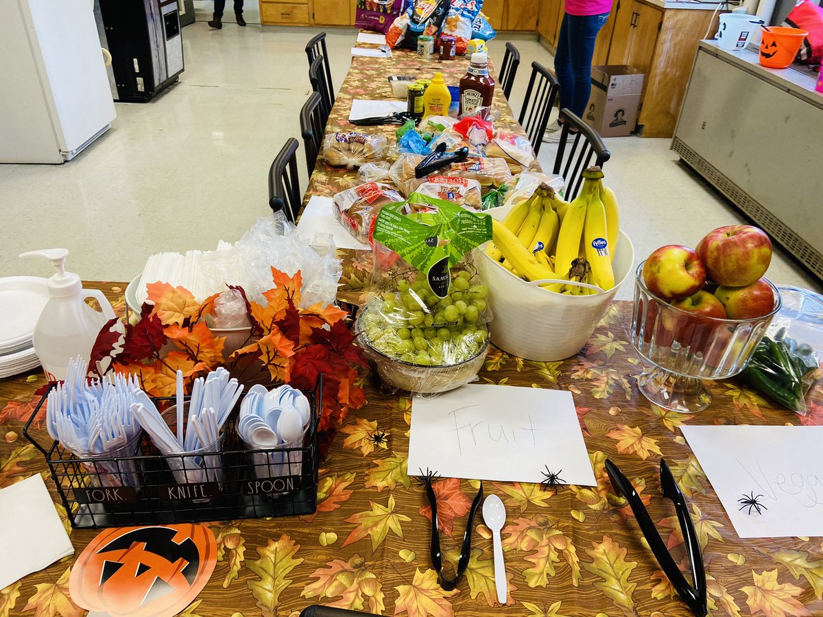 BTSelementary's tweet image. Happy “Hallo-weenie” 🎃🌭🥣🍪🧡🖤🍁🍂 #stafffun #culture #climate