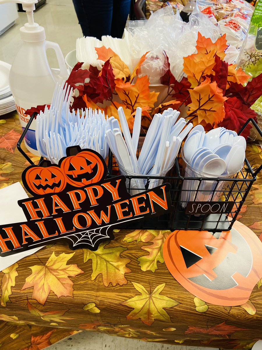 BTSelementary's tweet image. Happy “Hallo-weenie” 🎃🌭🥣🍪🧡🖤🍁🍂 #stafffun #culture #climate