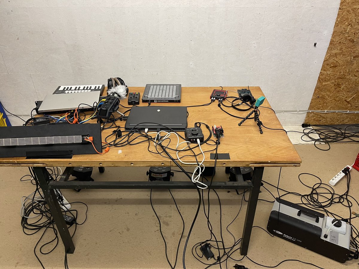 Behind the scenes of day 2 in Hamburg <a href="/halfbyte/">Jan</a> studio… shooting the intro for @jsconfin together with <a href="/_2xAA/">Sam (unlikely to see DMs)</a> and <a href="/NERDDISCO/">tim</a> 🔥👻🌈

More via instagram.com/livejs_network