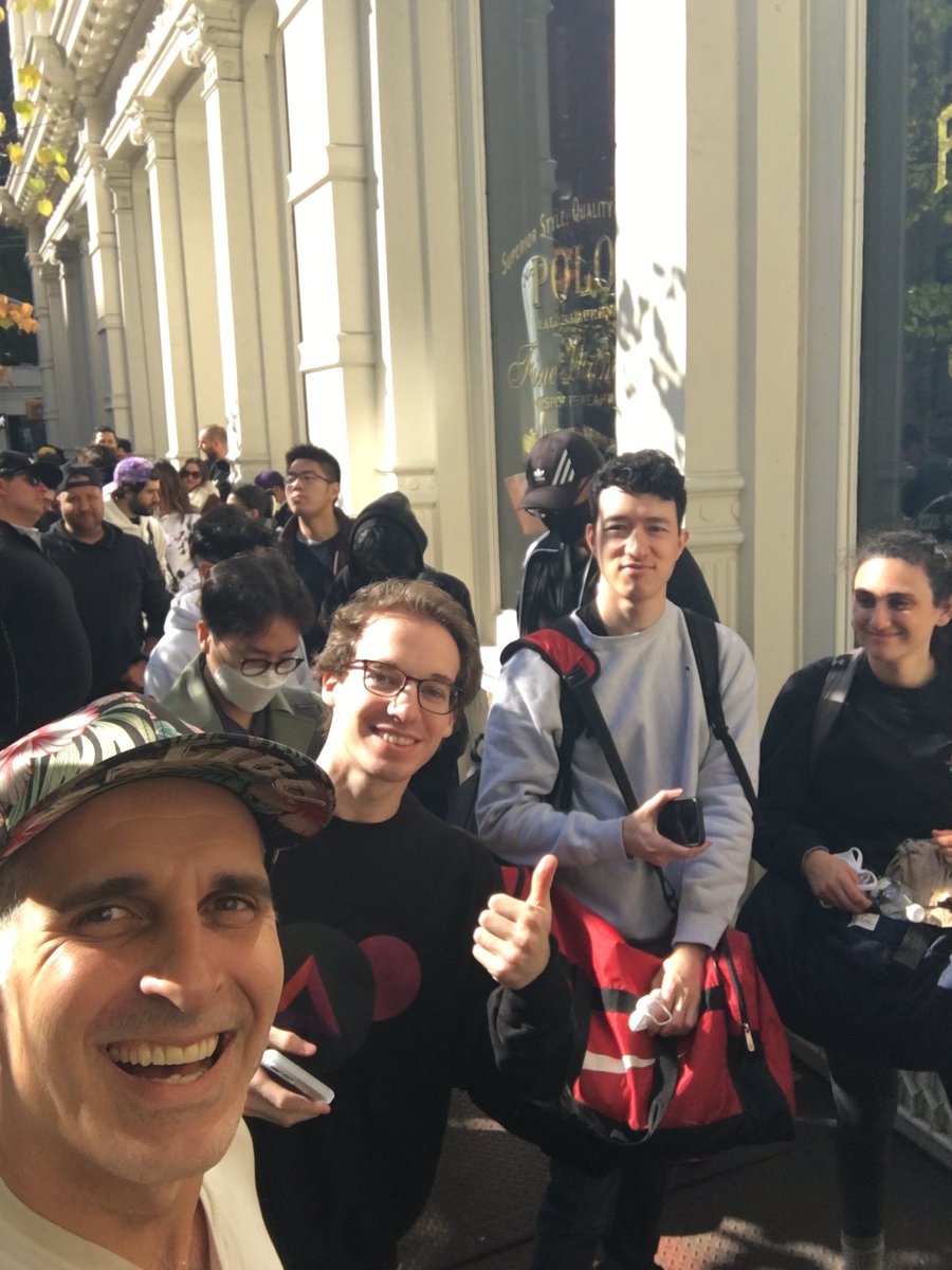 TroyCaylak's tweet photo. degen ape heads wrapped around a whole city block. #gutterforlife #apefest @BoredApeYC @GutterCatGang @Jacob___Meyer @nftranch @bitsaga128 https://t.co/Oq0bWPpUoU