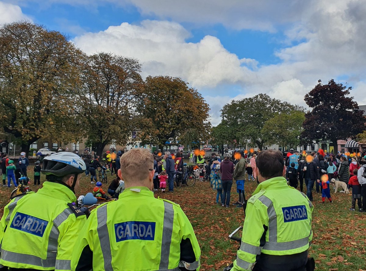 gardainfo's tweet photo. Community Policing Gardaí from Irishtown and Donnybrook helped escort over 150 cyclists as part of the #SpookyCycle through Sanydmount earlier today 🎃🚲👻 https://t.co/rvtdfDguEB