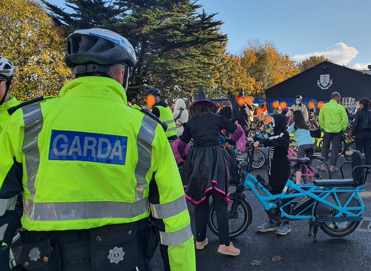 gardainfo's tweet photo. Community Policing Gardaí from Irishtown and Donnybrook helped escort over 150 cyclists as part of the #SpookyCycle through Sanydmount earlier today 🎃🚲👻 https://t.co/rvtdfDguEB