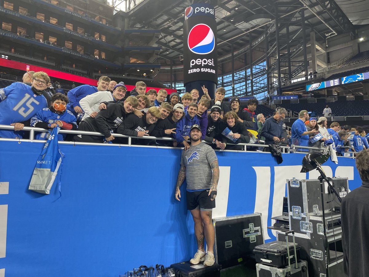 Huge thanks to <a href="/__taylordecker/">Taylor Decker</a> &amp; <a href="/Lions/">Detroit Lions</a> for hosting our <a href="/ButlerAviatorFB/">Butler Football</a>  team today at the game! 

#WeAreAviators