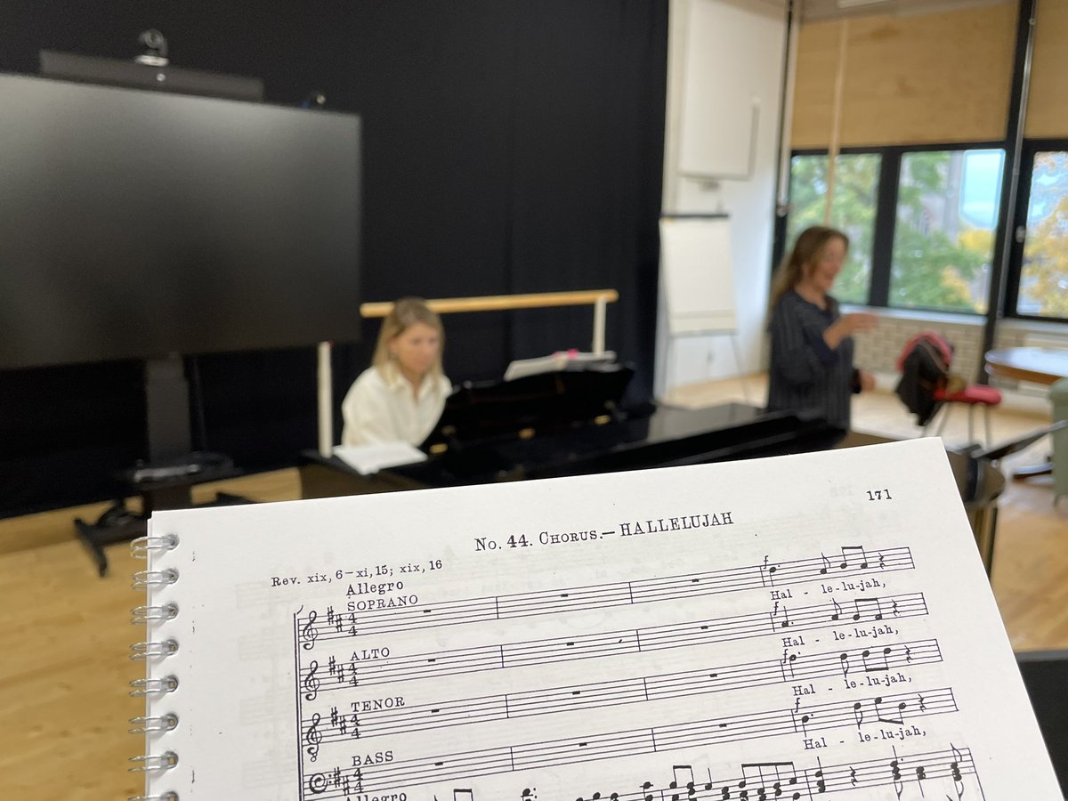 Reisopera's tweet photo. Even een #snapshot van de #MeezingHallelujah, vanmiddag tijdens #WAKEnschede in onze studio’s in de #PerformanceFactory. Onder leiding van twee stemcoaches van het koor @ConsensusVoc samen het #Hallelujah van #Händel zingen. Het was een #feest 🎶 https://t.co/1c7D2EGs6x