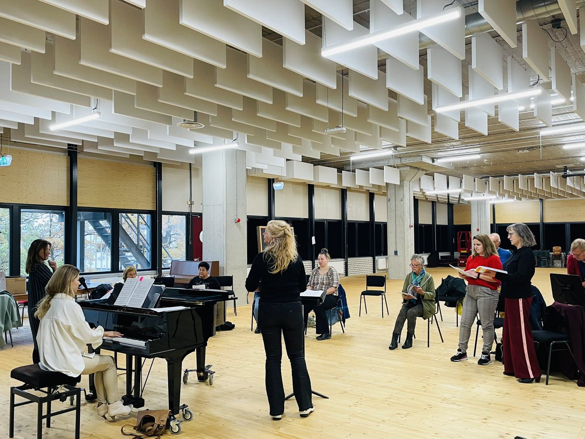 Reisopera's tweet photo. Even een #snapshot van de #MeezingHallelujah, vanmiddag tijdens #WAKEnschede in onze studio’s in de #PerformanceFactory. Onder leiding van twee stemcoaches van het koor @ConsensusVoc samen het #Hallelujah van #Händel zingen. Het was een #feest 🎶 https://t.co/1c7D2EGs6x