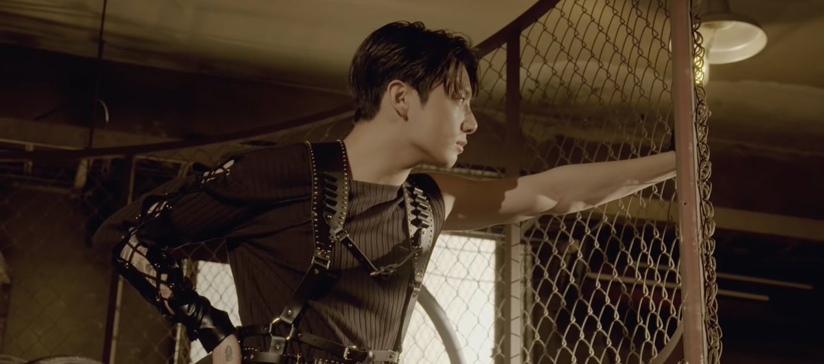 아니오른쪽오빠 .. 
<이사람이
구르라면구르고 꺼지라면꺼지고 
물떠줘 신발신겨줘 불꺼줘 이불덮어줘 재워줘 별따다줘 달따다줘 니 순정줘 마음도줘 **도 줘<까지해도
다 
줄거같이생기셧음…