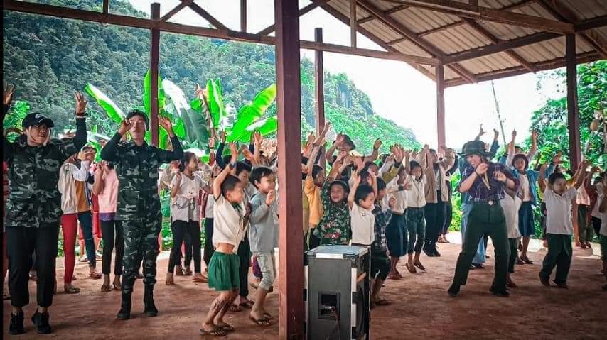 RvlBurma2's tweet photo. Teachers from Comrade Battalion No. 1 of the Karenni National Defense Force (KNDF) #Demawso, Karenni State were able to conduct a one-month education program in three refugee camps and a village tonight.@save_children @hrw
@HRWMyanmar @Refugees

#WhatsHappeningInMyanmar https://t.co/RYtmk0aJC8