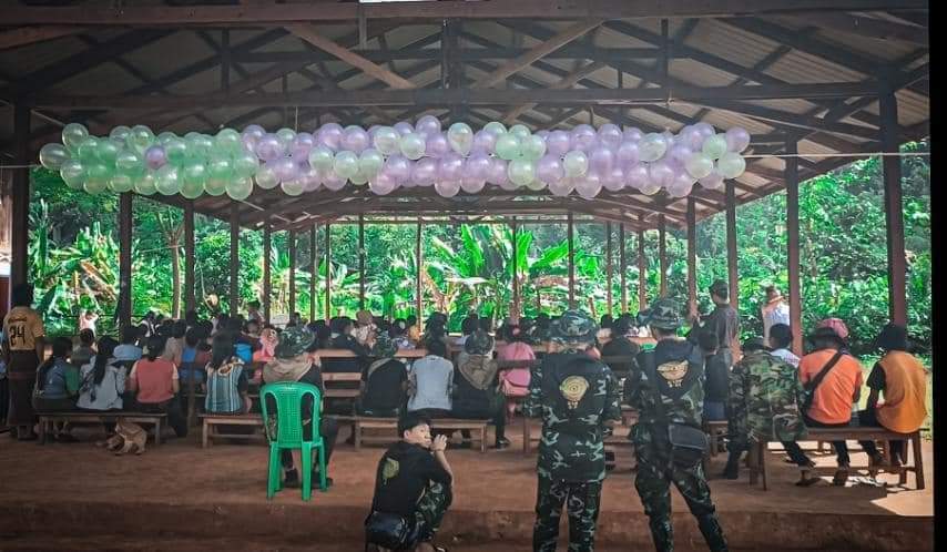 RvlBurma2's tweet photo. Teachers from Comrade Battalion No. 1 of the Karenni National Defense Force (KNDF) #Demawso, Karenni State were able to conduct a one-month education program in three refugee camps and a village tonight.@save_children @hrw
@HRWMyanmar @Refugees

#WhatsHappeningInMyanmar https://t.co/RYtmk0aJC8