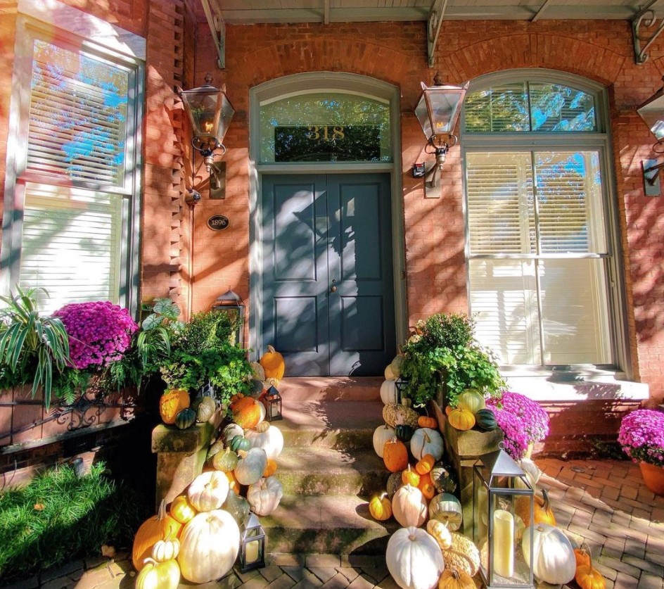 AbshirePR's tweet photo. Happy Haunting Savannah 🎃

📸: @savannahstays
.
.
.
#happyhalloween #haunted #savannahga #visitsavannah #pumpkins #ghosts #goblins #trickortreat #savannahpr #publicrelations #georgia #fall #gapr https://t.co/sUCarIoAxO