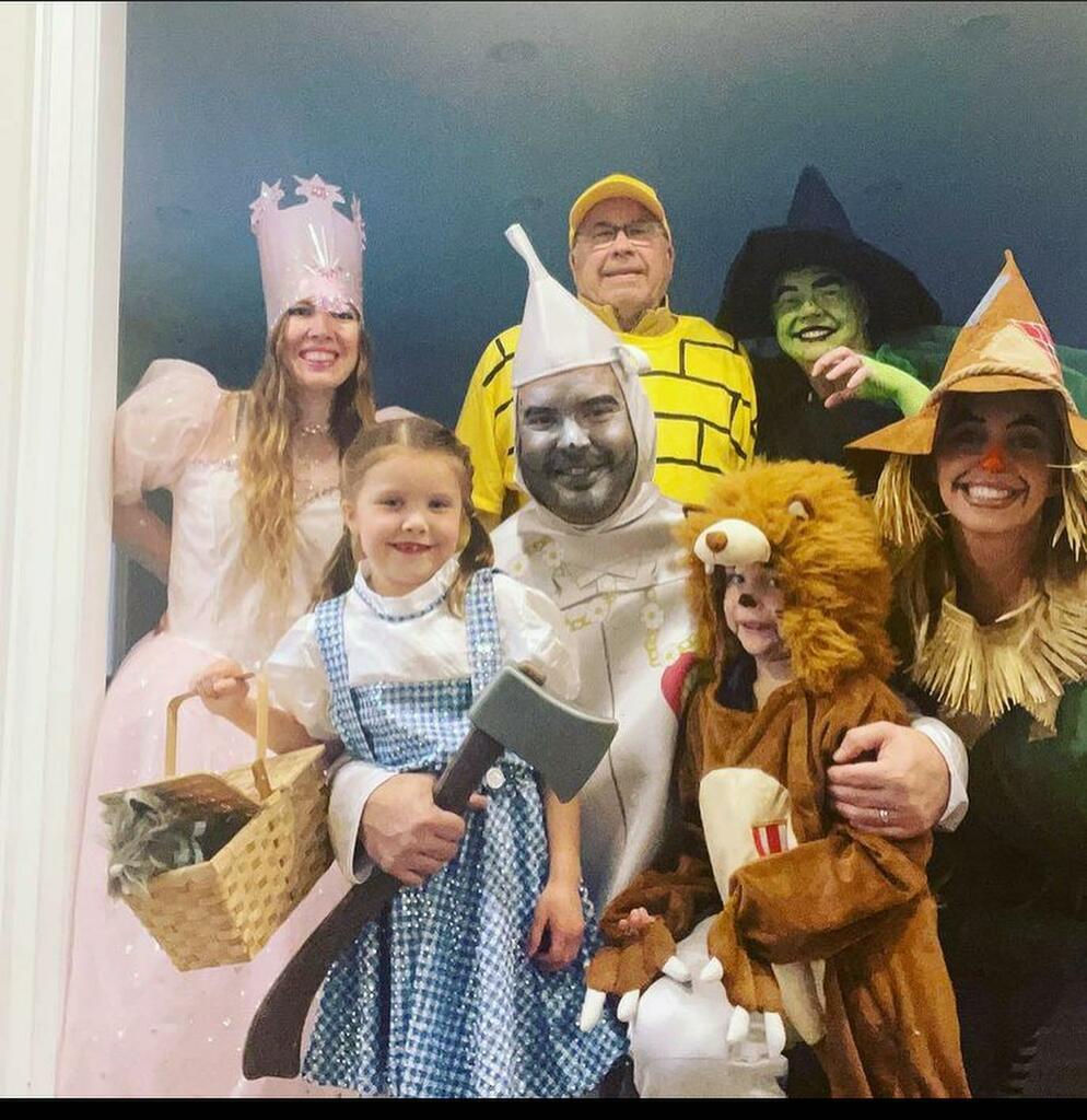 magicassistant's tweet photo. Happy Halloween from the merry old land of ON. #happyhalloween #wizardofoz #whenlifegivesyouatornado #familycostume #followtheyellowbrickroad #rubyslippers #theresnoplacelikehome #wereofftoseethewizard #trickortreat https://t.co/ckn3pNuOt3 https://t.co/2adrXT0ZSE