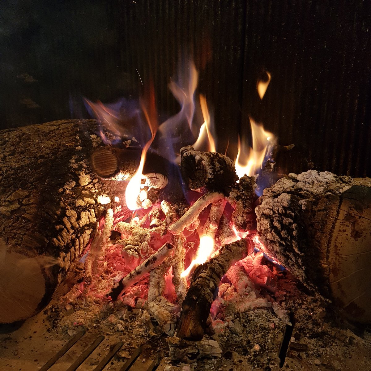 vilanovafillat's tweet photo. "ESTAR CALENT COM UN TISÓ" ho diguem d'agú que està calent, sobretot si é perquè s'està al costat del foc. https://t.co/ZyeDEQxE7j