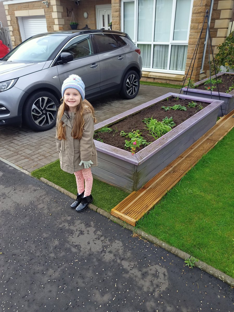 Last day of walk the rainbow and Evie saw some violet planters. <a href="/NLActiveSchools/">NLActiveSchools</a>  #NLwalktherainbow