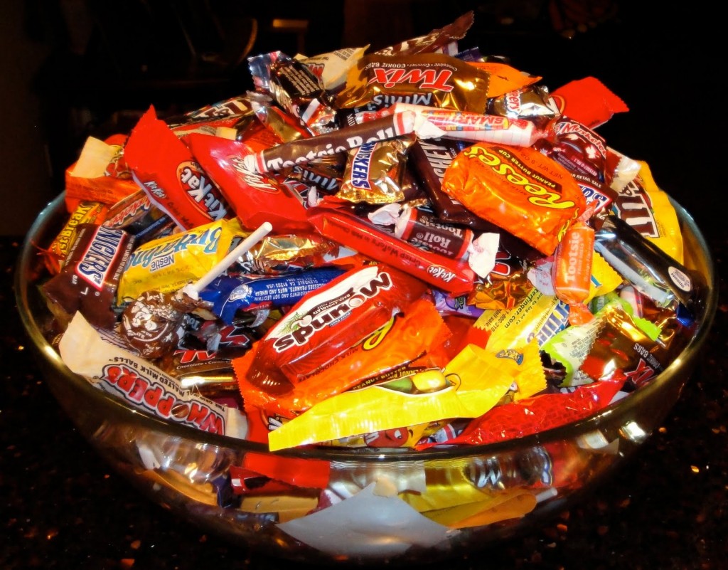 EvenStrongerNow's tweet photo. Puts bowls of candy on the TL. "Happy Halloween!" https://t.co/BfRo94tjoS