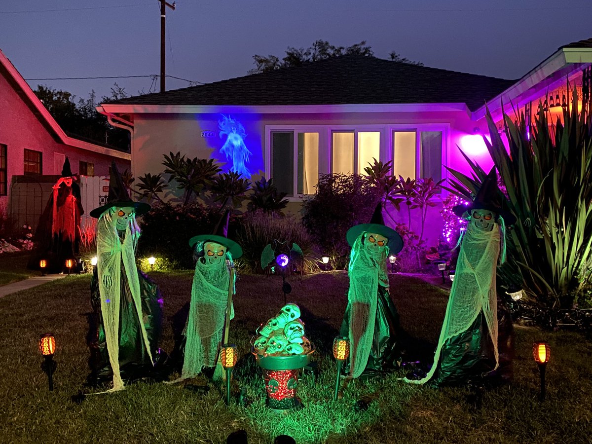 MoniCute72's tweet photo. Ⱨ₳₱₱Ɏ Ⱨ₳ⱠⱠØ₩ɆɆ₦ ₥Ɏ ₱ⱤɆ₮₮łɆ₴ 🧙‍♀️

My theme this year was witches &amp; skeletons, so I made a set of four skeletal witches for my lawn display plus other decor. The kids love it ☺️💀 #halloween2021 https://t.co/4UmJY00F8z