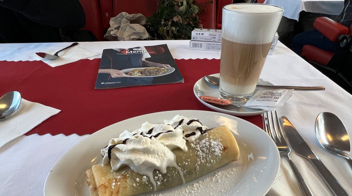 otbhh's tweet photo. Rückfahrt von #Dresden nach #Hamburg. Im #Speisewagen der @ceskedrahy_ gibt es: Schokoladen-Palatschinken mit Schlagobers, dazu Latte Macchiato. Herrlich. @_DiningCar #EC378 #bahn https://t.co/CLP853hBDF