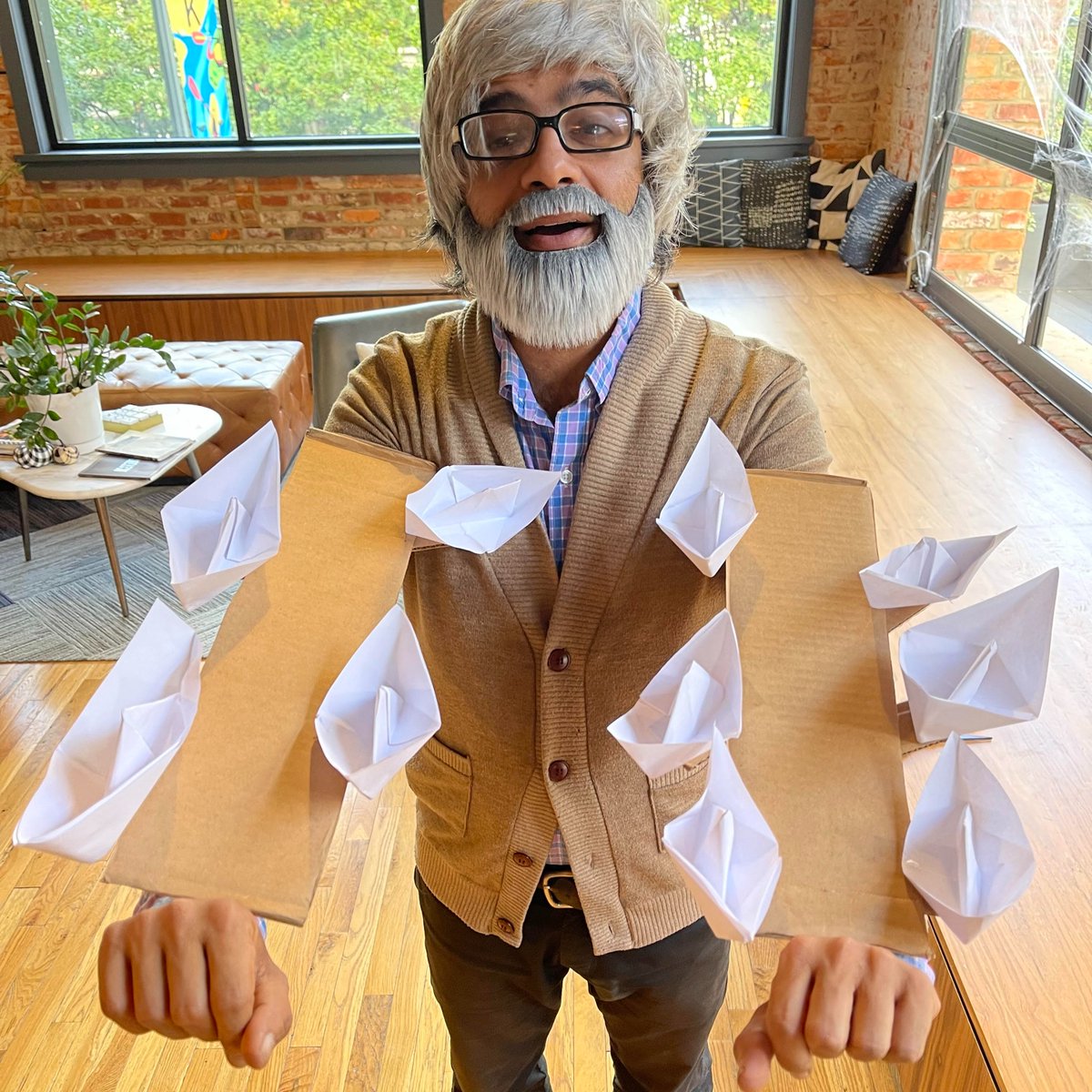 ScienceMusofVA's tweet photo. Happy Halloween, science lovers. What's this science costume?! Hint: If we travel back in time & prevent this costume from ever being created, would this post still exist? #rva #ScienceCostume #ScienceFun #HandmadeCostume #HalloweenCostume #WhatAmI #VAmuseums #TakeAGuess https://t.co/XdC9aAlW74