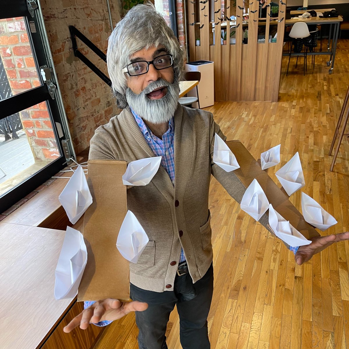ScienceMusofVA's tweet photo. Happy Halloween, science lovers. What's this science costume?! Hint: If we travel back in time & prevent this costume from ever being created, would this post still exist? #rva #ScienceCostume #ScienceFun #HandmadeCostume #HalloweenCostume #WhatAmI #VAmuseums #TakeAGuess https://t.co/XdC9aAlW74
