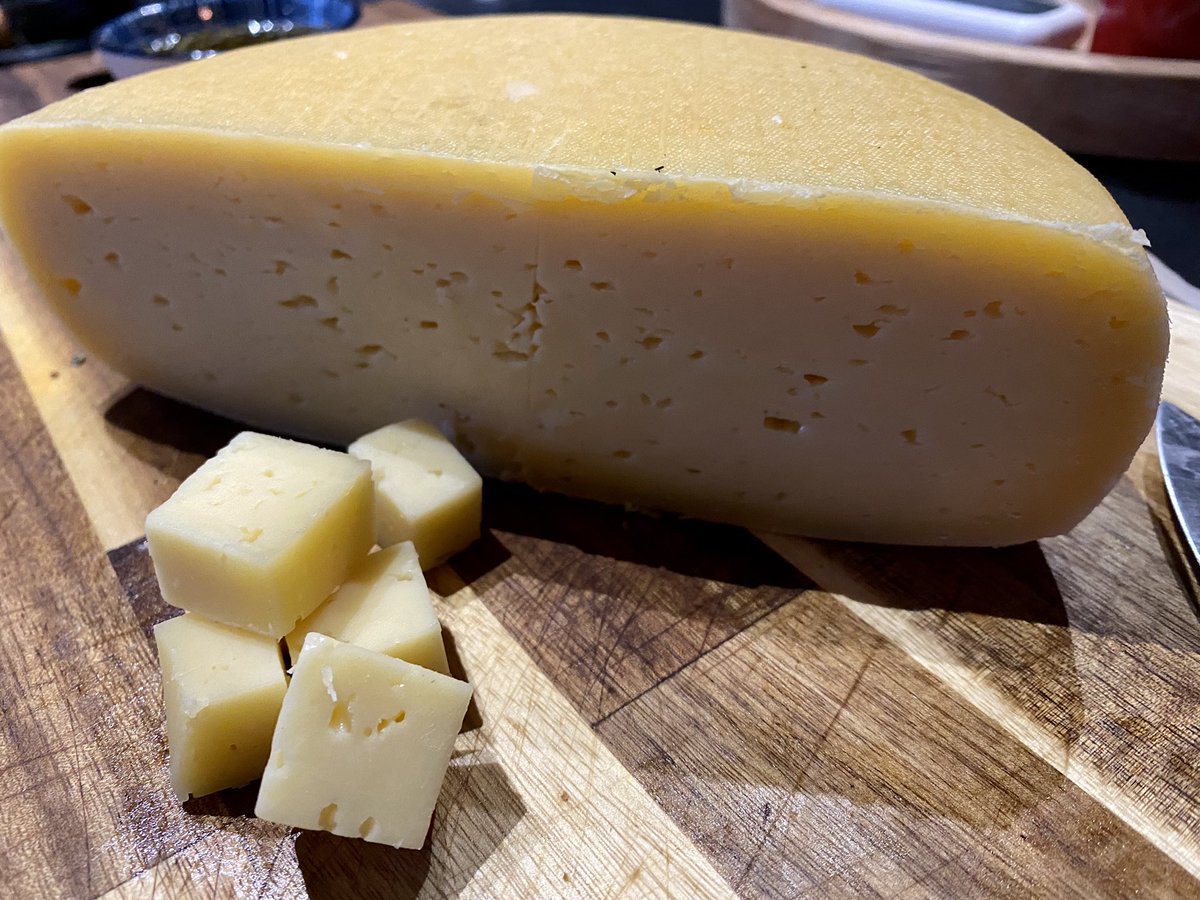 Hugo_lwd's tweet photo. Kijk @MelktapLWD, zo ziet het eindresultaat er uit na 4 maanden rijpen. Heerlijk stukje kaas 🧀 uit 16 liter verse koeienmelk.                           Sorry @Antonklapwijk 😉 #Leeuwarden #Melktap https://t.co/oySxUYvHtE