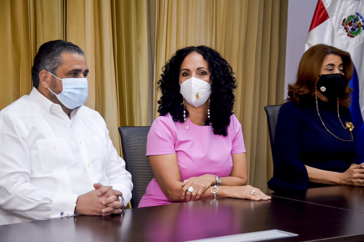 PatriciaLorenzP's tweet photo. Para fortalecer los valores y principios democráticos del pueblo dominicano, la @juntacentral y la @UniversidadUASD firman convenio de colaboración para la capacitación de recursos humanos en formación electoral, registro civil y sensibilización cívica y ciudadana. https://t.co/YbbvbbylM2