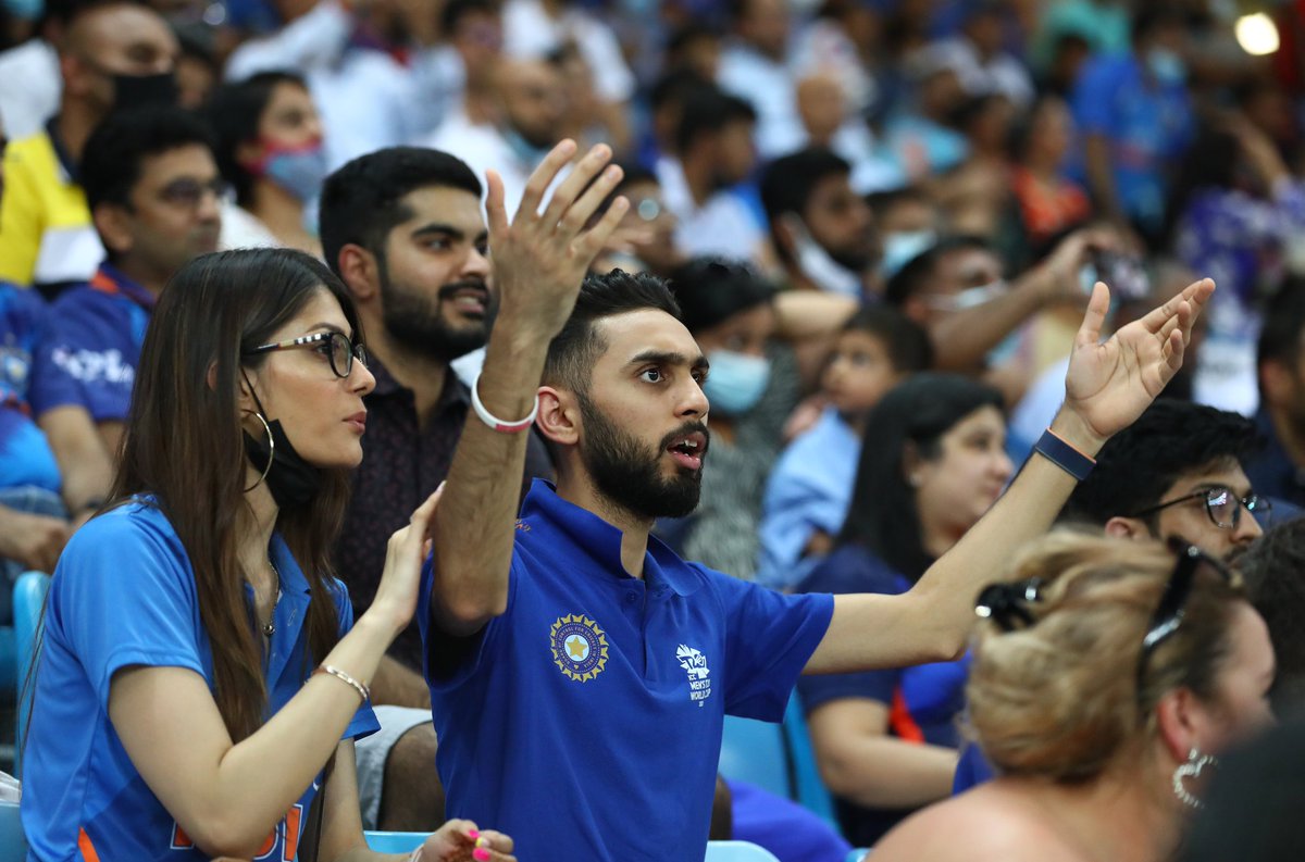 Itissnotme's tweet photo. Aik dam inhone waqt badal dia,  jazbat badal dye,  zindagi badal di 🐼
#IndiaVsNewZealand
#India 
#NZvIND 
#Kohli 
#Shami 
#T20WorldCup https://t.co/TIXxj4FNEq