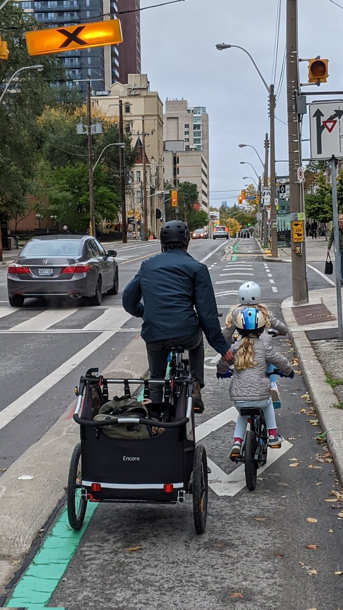 Only true protected cycling infrastructure allows for this to happen.

#bikeTO #activetransportion #peoplenotcars