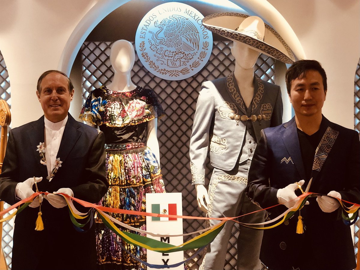 BrunoBFigueroa's tweet photo. Desde Corea saludos a #BTSARMY de 🇲🇽 con este traje del mismo diseñador que vistió a #SUGA y otros miembros de #BTS, como intercambio por el préstamo de un traje charro y vestido de chiapaneca en Museo Multicultural de Seúl. @BTS_MXCO @ArmyPowerMex @BTS_twt @bts_bighit  @BTS_MTY https://t.co/6QJStP840u