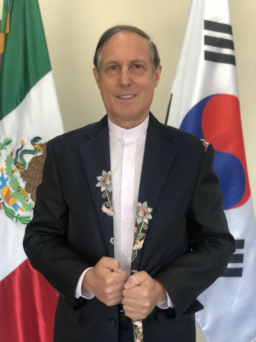 BrunoBFigueroa's tweet photo. Desde Corea saludos a #BTSARMY de 🇲🇽 con este traje del mismo diseñador que vistió a #SUGA y otros miembros de #BTS, como intercambio por el préstamo de un traje charro y vestido de chiapaneca en Museo Multicultural de Seúl. @BTS_MXCO @ArmyPowerMex @BTS_twt @bts_bighit  @BTS_MTY https://t.co/6QJStP840u