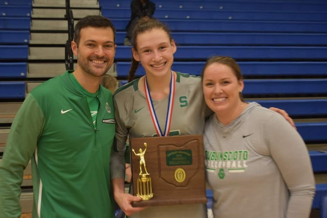 CanBeOnlyZ's tweet photo. Couldn’t be more proud of this kid! RT @AlecRothe: Family💚 @DSHSLVB https://t.co/Px9ofnTlYy