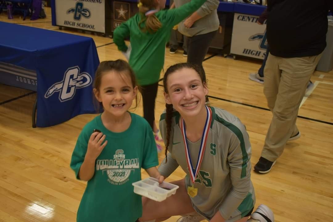 CanBeOnlyZ's tweet photo. Couldn’t be more proud of this kid! RT @AlecRothe: Family💚 @DSHSLVB https://t.co/Px9ofnTlYy