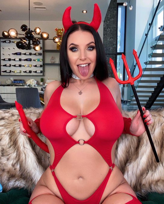 4 pic. Happy Halloween! ??? https://t.co/ZjOyhQYvHb