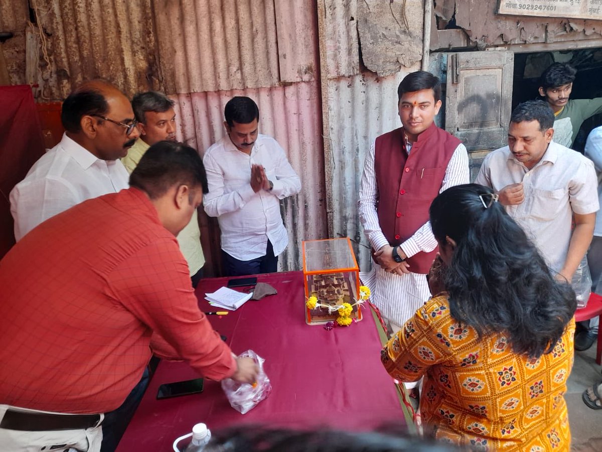 BJP4Mumbai's tweet photo. भाजपा मुंबई उत्तर भारतीय मोर्चा ने भायखला में चौपला का आयोजन किया। चौपाल में भाजपा मुंबई अध्यक्ष @MPLodha उपाध्यक्ष आचार्य @pawantripathi_ उत्तर भारतीय मोर्चा के अध्यक्ष @jpsmumbai भायखला मंडल के अध्यक्ष @Nitinbankar259 पार्षद @SurekhaLokhande एवं अन्य पदाधिकारी उपस्थित थे। https://t.co/5NPzH3nHPw