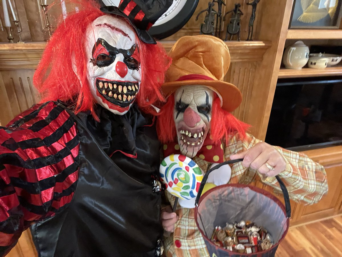 D_Werner's tweet photo. Carver the Clown and Uncle Charlie want to wish @eliwerner173 @IWerner00 @Ruch_the_Day and @loiblmax a Happy Halloween! #ThePerfectPlan https://t.co/TwLbL664gL