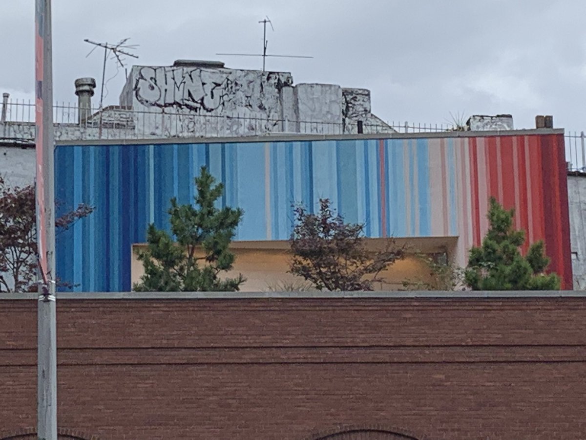 Seen on a building in #NYC yesterday. The colour scale represents the change in global temperatures from 1850 to the present day. Our global commitments do not currently put us on track for a 1.5 degree world. We need more ambitious climate action now <a href="/COP26/">COP26</a> #TogetherForOurPlanet