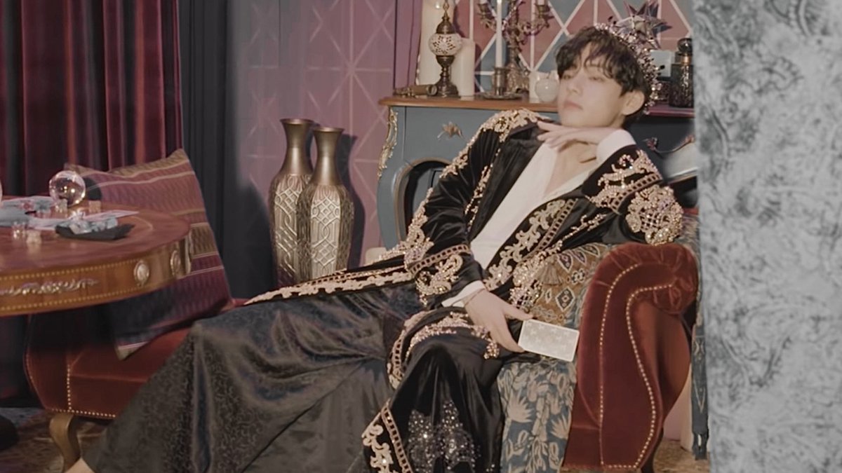 taekook2143's tweet photo. "All fates were determined from the day the universe was first formed. You can't change your destiny, but I can help.” 🔥🐯
#bts #btsarmy #STARTURNEDVILLAIN #KimTaehyung #TAEHYUNG #BTSV #fatereader https://t.co/ACxolD8S58