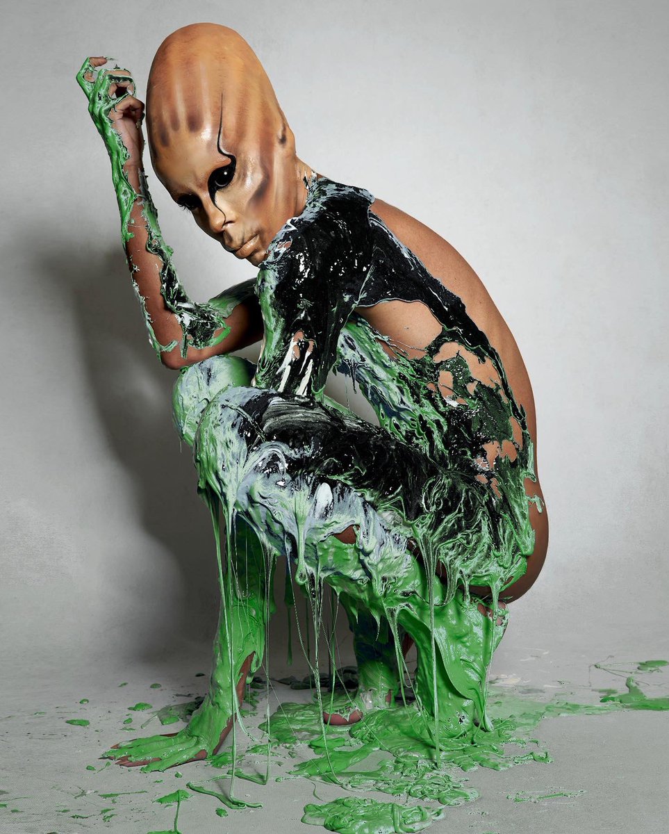 DELLAFANCY's tweet photo. HALLOQUEEN 👽🛸 https://t.co/vAhAcA59xs