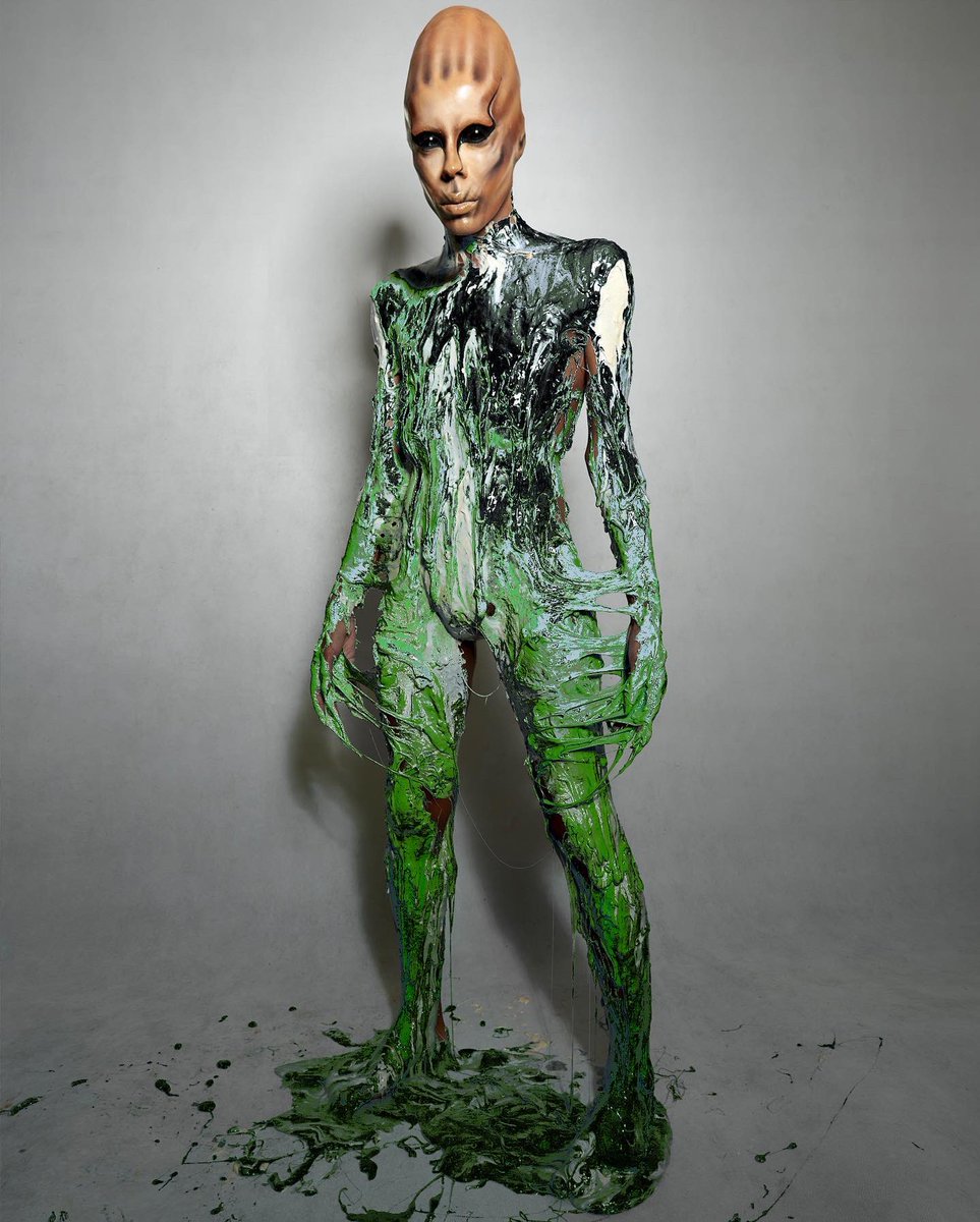 DELLAFANCY's tweet photo. HALLOQUEEN 👽🛸 https://t.co/vAhAcA59xs