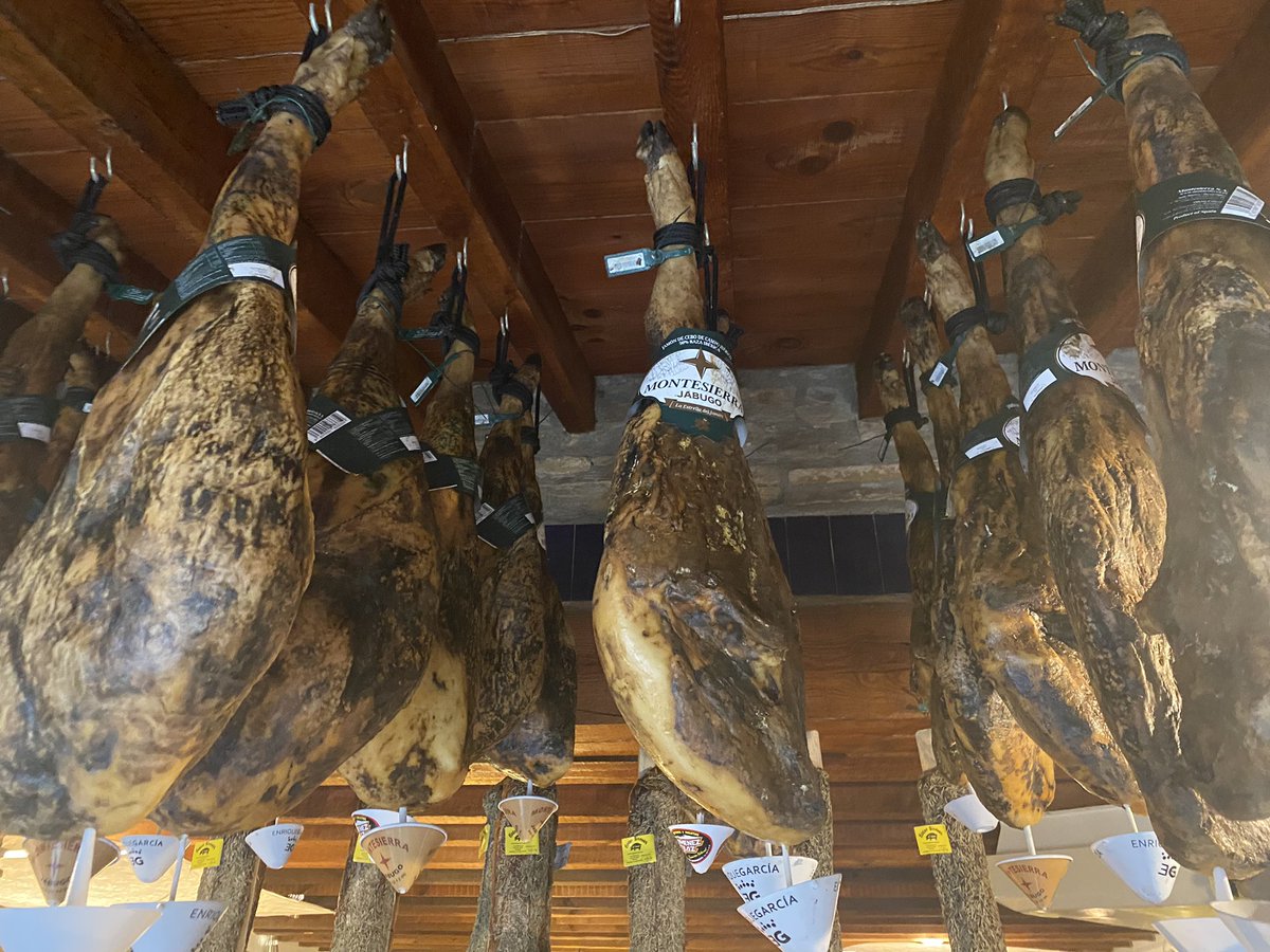 David_Alfafar's tweet photo. #LosCollados #Granada Me quedo aqui…😂😱 Jamón de Jabugo, Espalda y carne madurada @raxgargui https://t.co/gtu6B93vbe