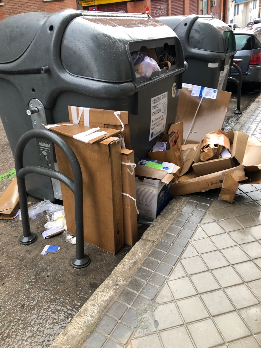 Carmennm84's tweet photo. @Lineamadrid de nuevo los cartones invaden la vía pública en calle Aranjuez https://t.co/1xPF0uUZbm