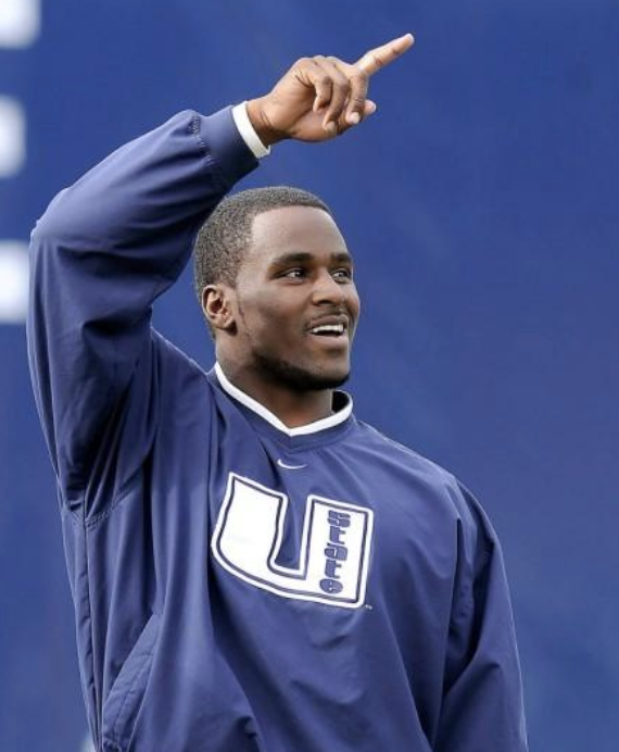 HistColFootball's tweet photo. On this date in 2000, RB Emmett White, Utah State, set the NCAA record for single-game all purpose yards, 578, in a 44-37 defeat of New Mexico State. #UtahState @USUFootball #AggiesAllTheWay #CollegeFootball @ClintKPoppe @EmmettWhite_32 https://t.co/T05Xg0gQGn https://t.co/w2Bn1NWwvt